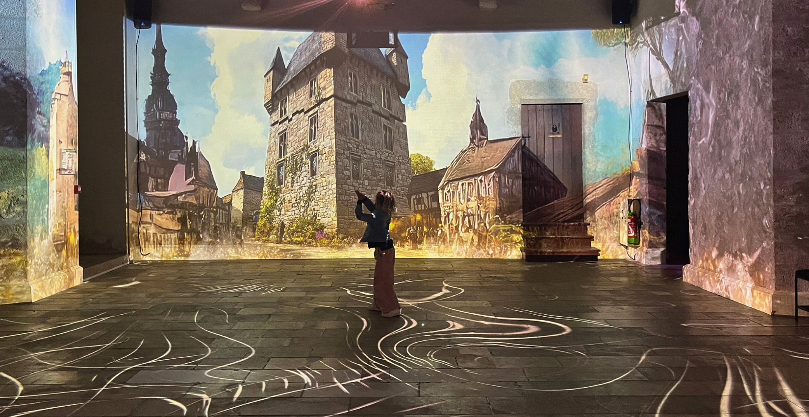 projection immersive dans la grande salle du Château de Beaugency – expo Héréditatem