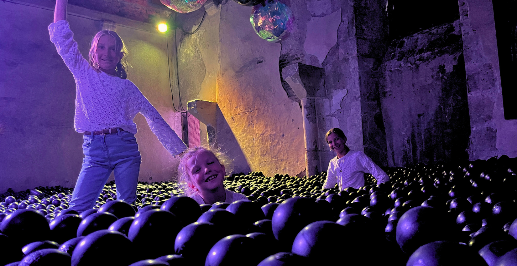 enfants jouant dans la salle de balles noires du Château de Lumière à Beaugency
