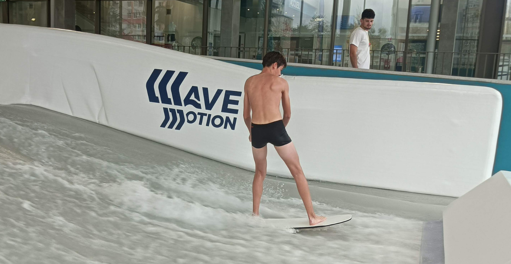 Surf indoor sur le simulateur du centre aqualudique L’O à Orléans