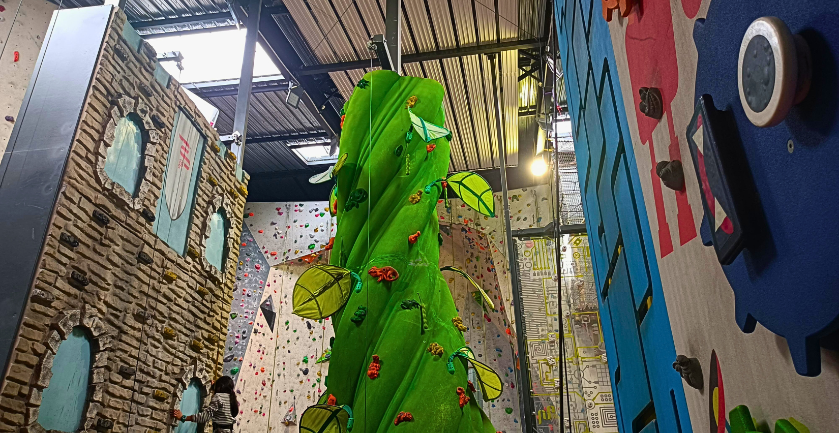 Escalade ludique et colorée chez Climb Up Saran – fun climbing près d’Orléans