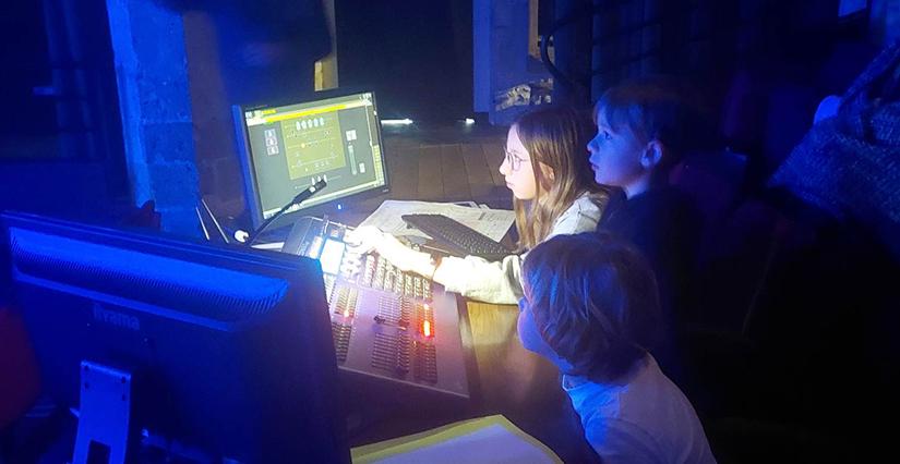 Visite et atelier lumière de Théâtre en famille, au théâtre de la Tête Noire à Saran Visite et atelier lumière de Théâtre en famille, au théâtre de la Tête Noire à Saran
